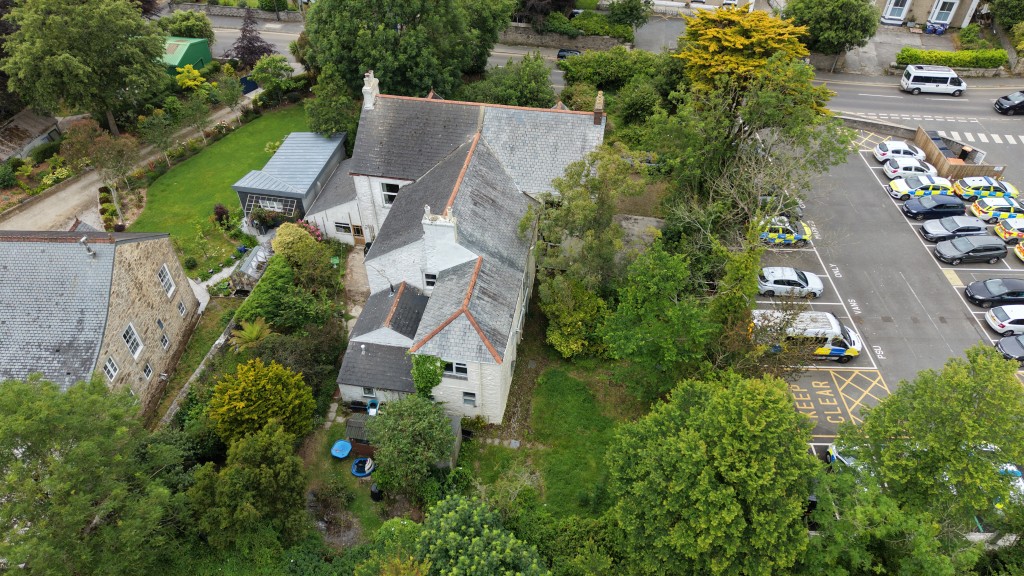 Lot: 133 - SEMI-DETACHED HOUSE IN NEED OF RENOVATION WITH PLANNING FOR DETACHED ANNEXE - Rear aerial view of the property